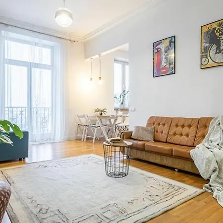 Cozy In Centre Of *
